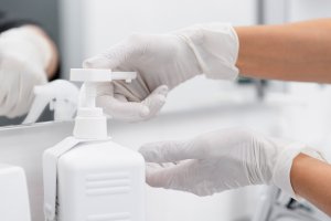 Nowe wytyczne higieniczno-sanitarne dla kosmetologów i branży beauty